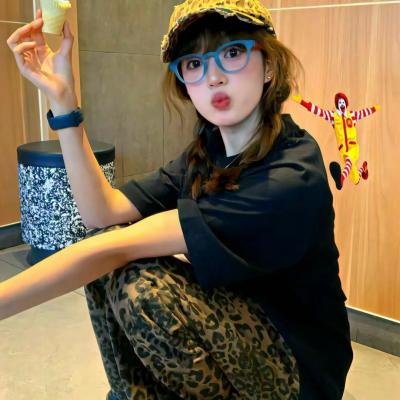 只在那里发光海报