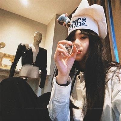 怪诞女孩海报